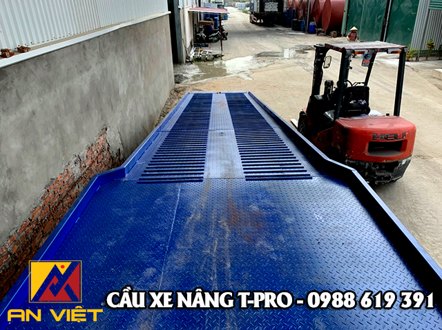 Thông số cầu dẫn xe nâng lên container